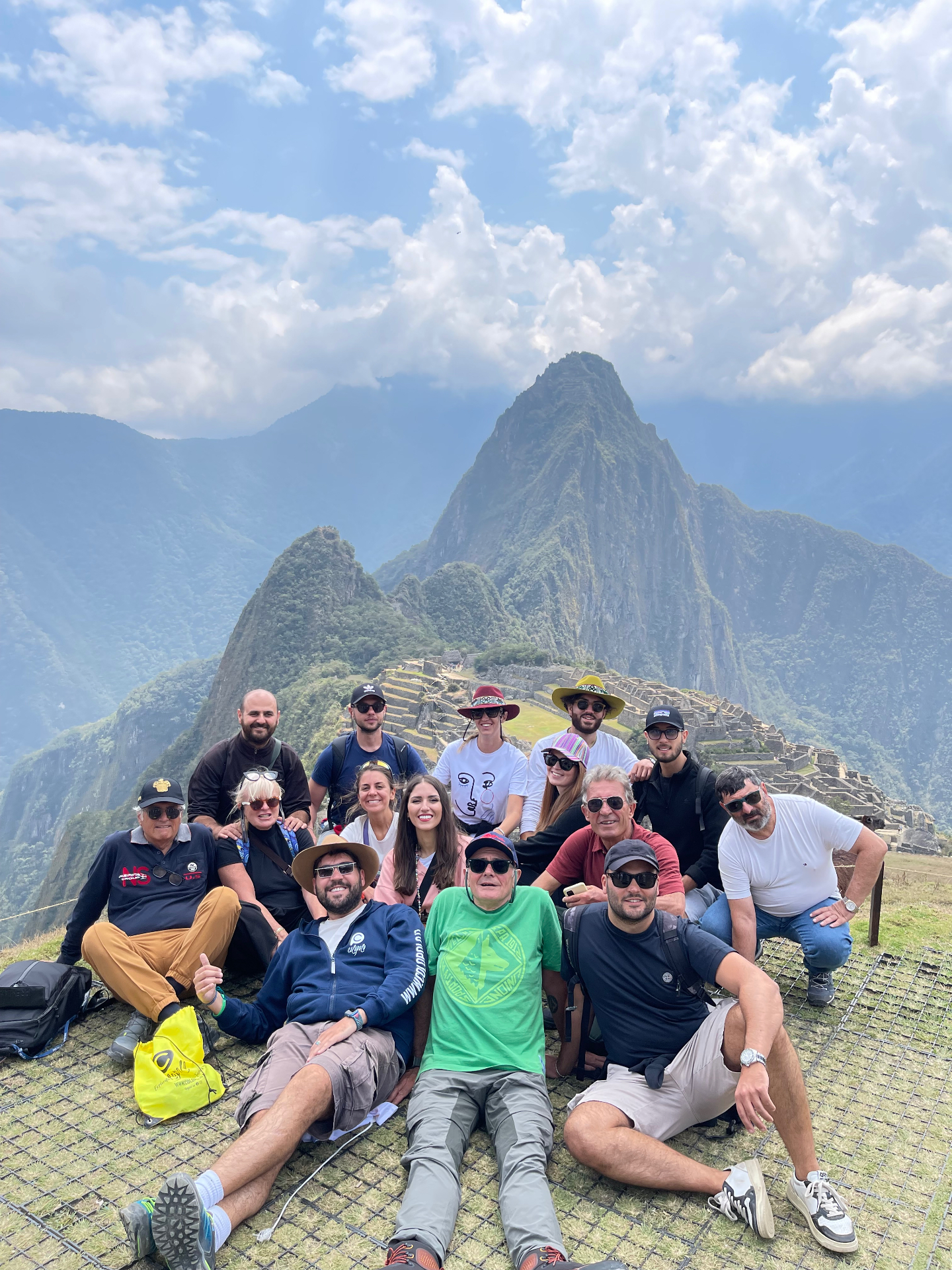 Gruppo Colopolo davanti alla cittadella inca di Machu Picchu durante un viaggio reale in Perù