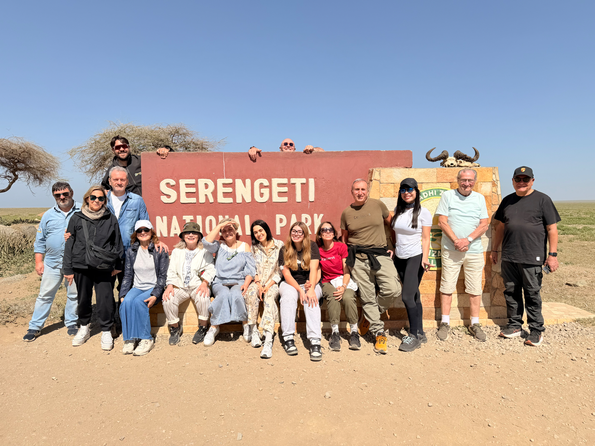 Gruppo Colopolo davanti al cartello d'ingresso del Serengeti National Park in Tanzania durante un safari reale