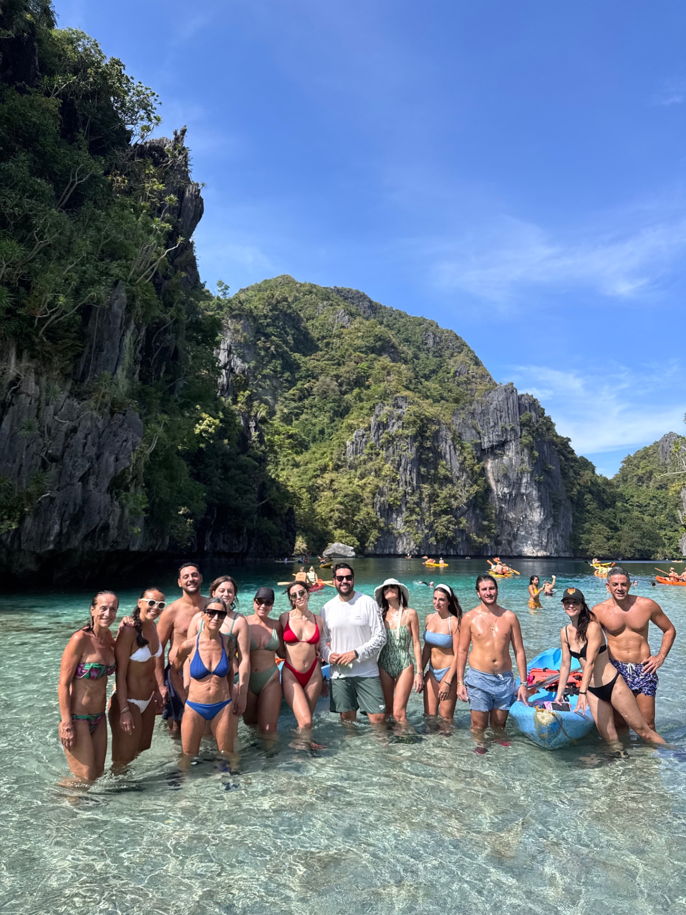 Gruppo Colopolo in barca tra le lagune turchesi di Palawan, esempio di abbinamento classico con Cebu nelle Filippine