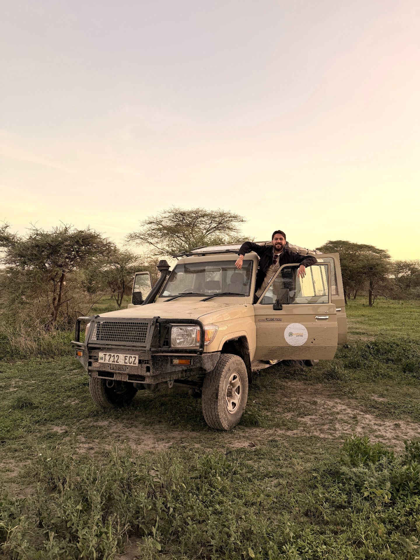 Safari al tramonto nella savana tanzaniana, mezzi e team Colopolo Safari in operazione diretta